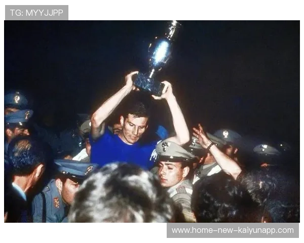 世界冠军比赛中突然停下捡硬币